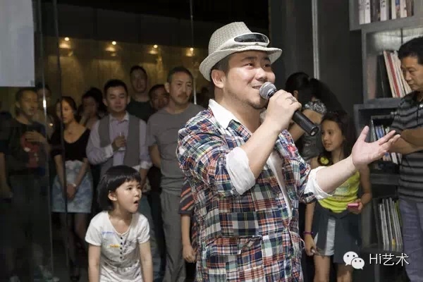 2010年李孟夏策劃、在今日美術(shù)館舉辦的“申玲、王玉平作品展”，李孟夏做開幕致辭
