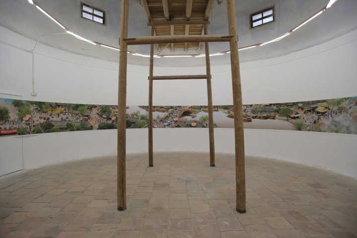 這個(gè)圓形展廳，完美地展示了戴翔創(chuàng)作的全長(zhǎng)27米的《清明上河圖》
