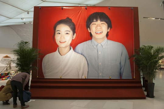 譚天的作品《當(dāng)代藝術(shù)家該如何自我推廣—與美術(shù)館合作—CAFAM—認出我》 看到它，青春洋溢的幸福感染力撲面而來