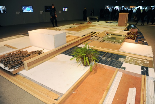 剛在去年9月星空間做完個展的80后藝術(shù)家秦觀偉，再次將”不具收藏“價值的”無用之物“羅列擺放在大家面前。最后所呈現(xiàn)的結(jié)構(gòu)，則不在控制范圍之內(nèi)
