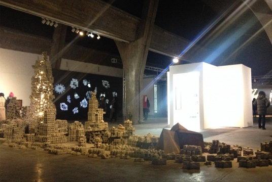 徐跋騁《夢之舟》  尺寸可變  水泥、泥漿、沙子  2013
