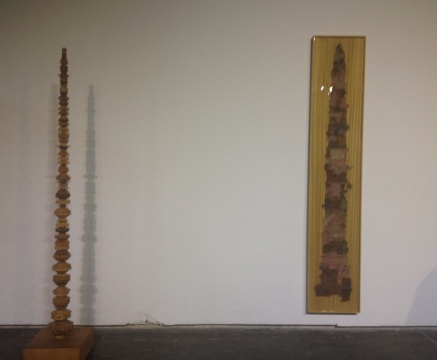 倪有魚《浮屠》（左）  40x40x232cm  木、鋼  2013-2014；《摘星樓》（右）  240x45.5cm  現(xiàn)成品畫冊、木、樹脂、鋼鐵  2010-2014
