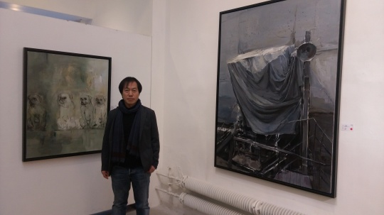 馮建宇在作品前
