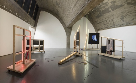 2014年仇曉飛在佩斯北京個展現(xiàn)場，圖為裝置作品Dissipate Drunkenness
