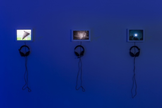 2014年楊畫廊“林科個展”現(xiàn)場，周彤在《Hi藝術(shù)》的專欄《中國當代藝術(shù)的轉(zhuǎn)型》中談到了798藝術(shù)區(qū)魔金石、楊畫廊、佩斯的展覽
