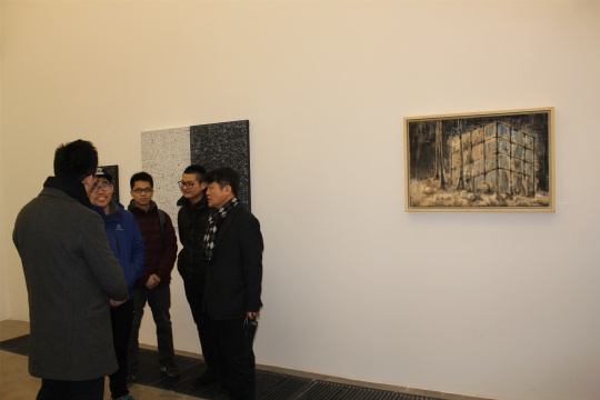 開幕現(xiàn)場，右為KCAA首展中邱飛作品
