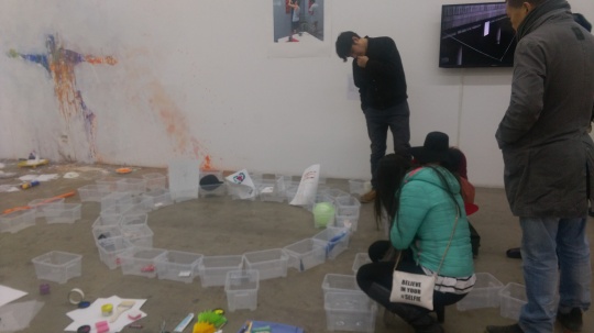 行為現(xiàn)場留下的記錄（左）；與觀眾的一件行為作品，觀眾可在盒子中放置任意物品
