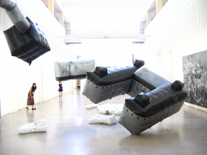 2007年在韓國國立美術館策劃的“浮游——中國藝術新一代”，當時帶去了80多位藝術家
