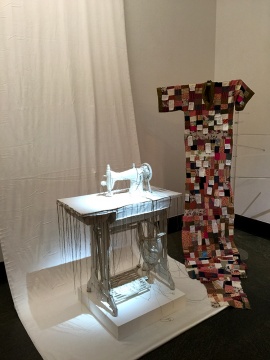 陳子君  《關(guān)于告別的練習(xí)》  縫紉機(jī)、刺繡   尺寸可變  2015
