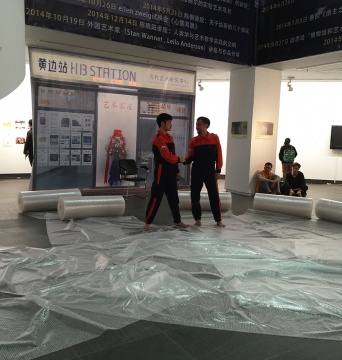 胡向前延續(xù)為其助手量身定制的“自信體操”，第一次在公眾場(chǎng)合表演。
