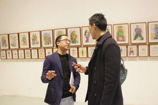 策展人杜曦云向記者介紹“互聯(lián)網(wǎng)中的藝術(shù)”的注腳
