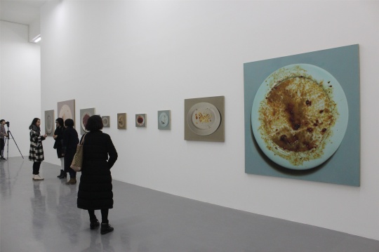 《剩餐》系列第一件作品創(chuàng)作于2003年，為時(shí)半年，“隔離”從此件作品開始
