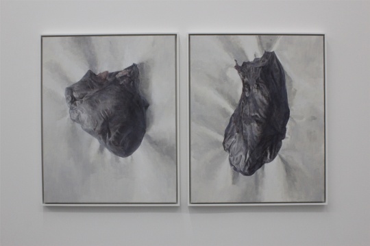 觀展終點(diǎn)，兩件與小展廳中作品“氣質(zhì)”不同的作品，像是肝臟器官
