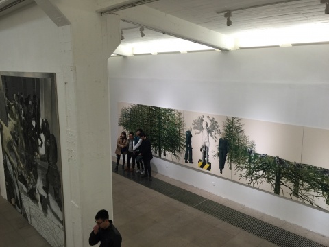 白盒子藝術(shù)館足夠大的空間來展示此次繆曉春尺幅巨大的作品
