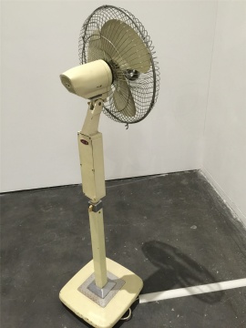 王魯炎裝置作品《Q電扇-80年代的風(fēng)》
