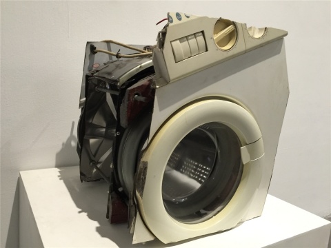 劉韡作品 《看見的就是我的》系列包括電冰箱、餅鐺、洗衣機(jī)等
