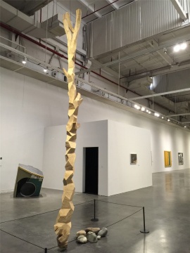  

楊心廣作品《肖像系列之老李》與《蟲子》，以擅長的木頭、石塊為材，創(chuàng)作出的一棵樹、鏤刻的石塊
