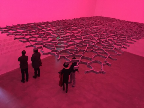 畫廊為展覽量身定做了顏色可變的射燈制造氛圍
