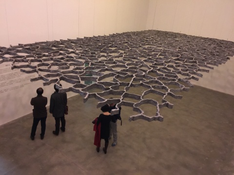 畫廊為展覽量身定做了顏色可變的射燈制造氛圍
