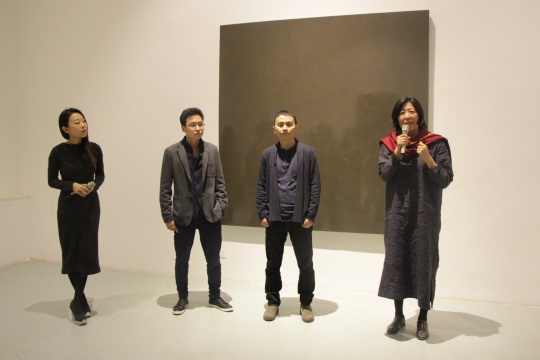 策展人王澈（左二）、藝術(shù)家張震宇（右二）、學(xué)術(shù)主持廖雯（右一）
