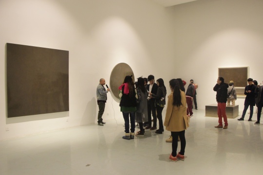 一層展廳 架上《灰塵系列》作品，通過(guò)鏡面反射效果，你看到了什么？
