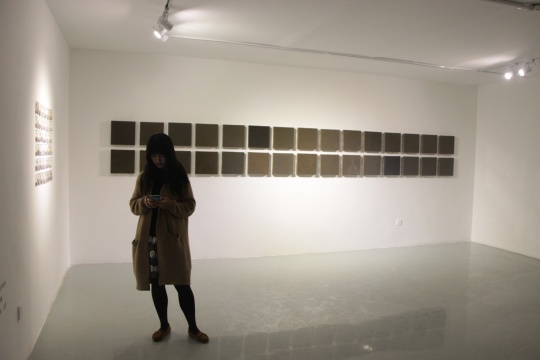 二層展廳 每一個(gè)城市的灰塵被制作成一塊30x30cm大小的鏡面作品
