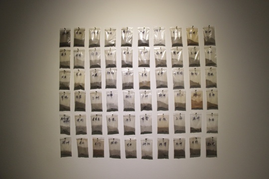 二層展廳 全國(guó)不同城市征集的灰塵展示墻
