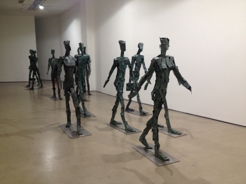 《行走的財富》 高200cm 青銅、不銹鋼 2007
