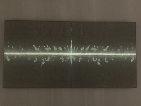 作品以光分割畫面，對稱中見秩序

