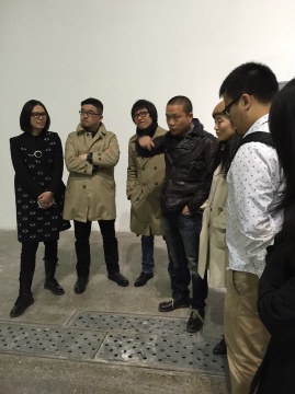 藝術(shù)家何岸（左四）與到場好友交流
