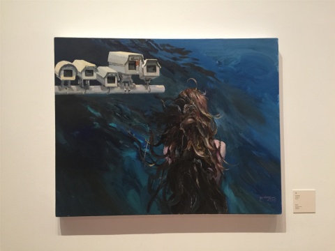 2015年作品《水》，深藍海水代表未知與潛在的危險，背對觀眾的人物與記錄時代的“眼睛”沖撞著畫面
