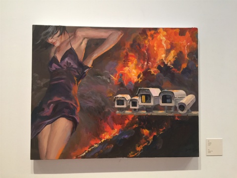 2015年作品《火》，遠景是人們生存處境的某種夸張性隱喻，中景的記錄者與近景人物的回應，儼然社會現(xiàn)實的片段截取或特寫
