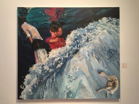  2014年作品《水墻》，霸占一半畫面的水墻來勢兇猛，面對問題終有解決方案，或極端暴力，或和風細雨
