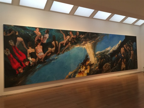  2014年作品《坤乾》，三聯(lián)巨作，極具沖突性的對角線構圖，火山爆發(fā)斷裂的地面以代表希望的藍色分割畫面，男女各占半邊“天”，世間萬象表露無遺
