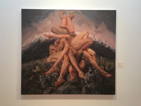  2015年作品《肉搏》，昏黑的畫面主體彰顯劇烈沖突，死傷作為代價也難免

