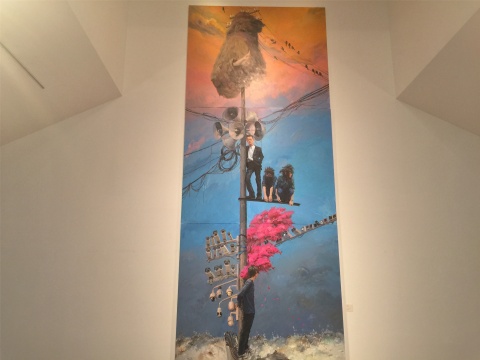  2015年作品《百尺竿頭》，三段式構圖，時空平行交織，不同時代的人及風物構成對話，電線桿如同時間將之串聯(lián)
