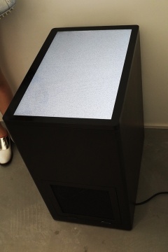 池田亮司 《超越三號(hào)》 LED顯示器、電腦、音響、木質(zhì)展臺(tái) W40 × H70 × D40cm
