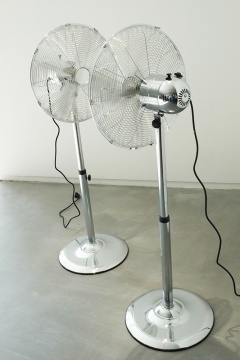 羅曼·西格納 《兩只風(fēng)扇》 193 × 180 × 70cm 1998 柏林國(guó)家美術(shù)館收藏

