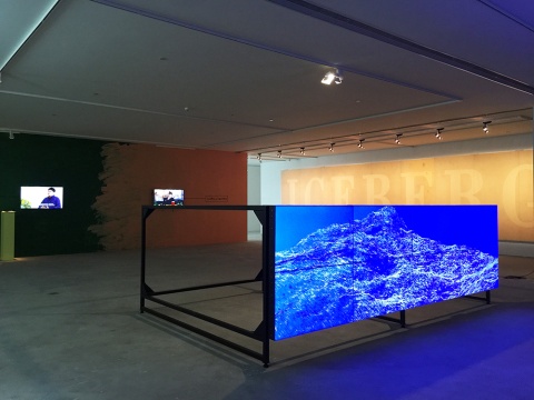 今格空間開(kāi)幕展“虛空：禪意之維”現(xiàn)場(chǎng)圖 右前作品來(lái)自徐文愷 《有限的風(fēng)景，無(wú)限的巨浪》 裝置 2015
