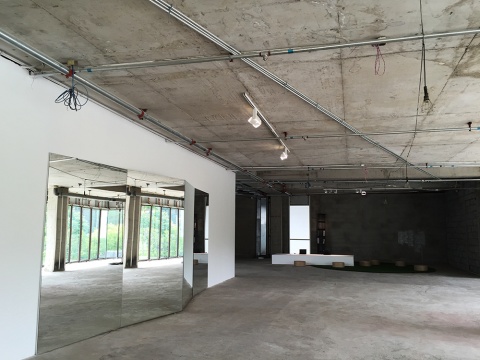 毛坯房質(zhì)感的今格二層空間，光線和視野都不錯(cuò)

