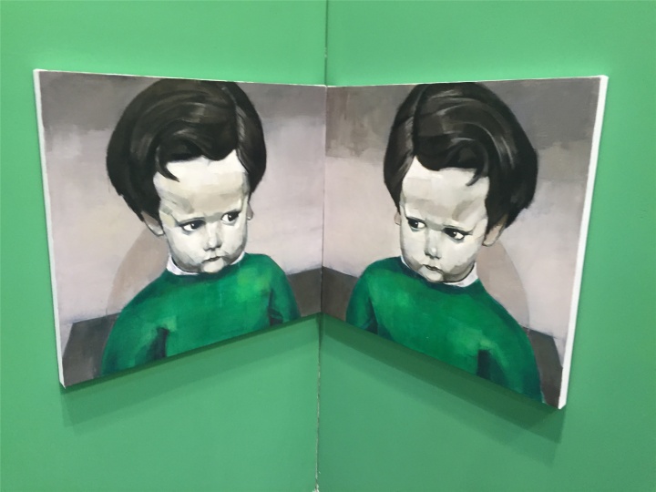 新氧藝帶來的作品，墻體全部也被刷成綠色，作品與空間融合為一
