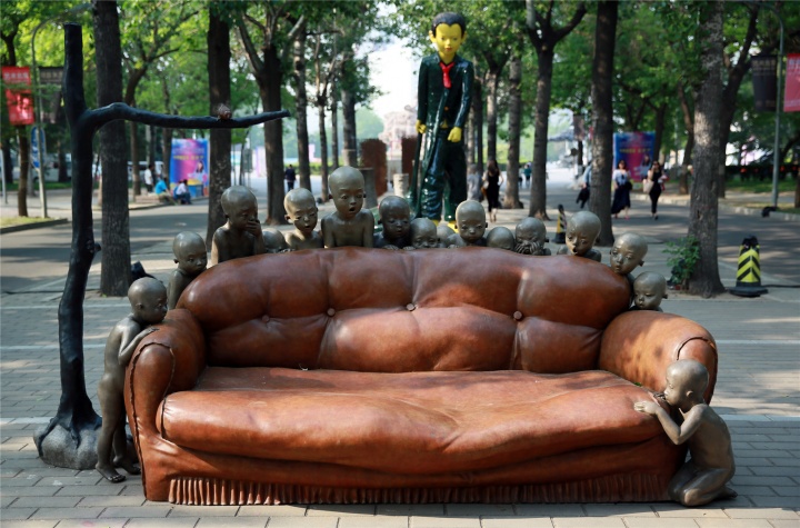 ART PARK區(qū)域 顏石林雕塑《怎么了？空沙發(fā)》，后為陳金慶作品《為人民服務》
