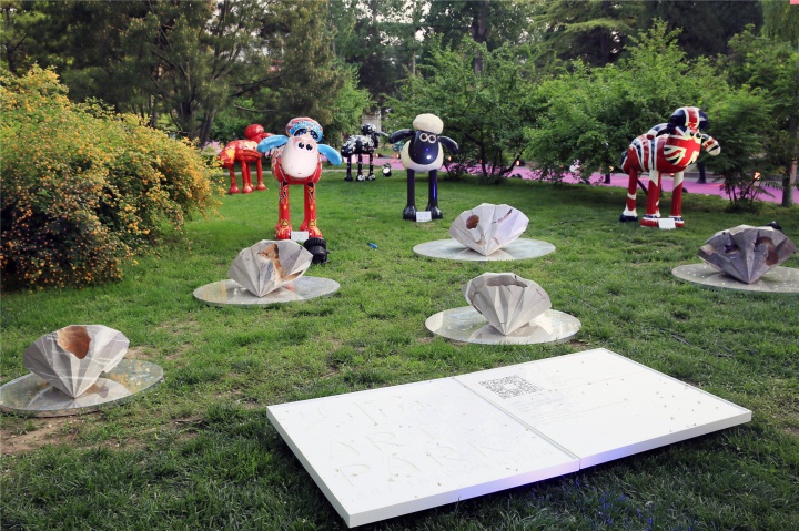 ART PARK區(qū)域 《小羊肖恩-藝術羊》，夜幕降臨，部分淘氣小羊頭部的霓虹燈效果還是很贊的
