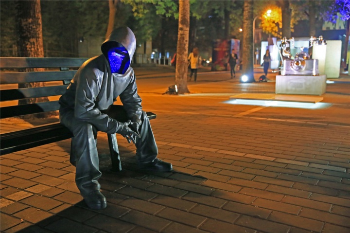 ART PARK區(qū)域 黃玉龍作品《度》，與身邊的觀眾進行無聲的交流
