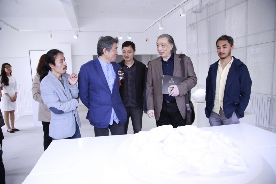 譚平、賈方舟參觀展覽現(xiàn)場，并與藝術(shù)家交流
