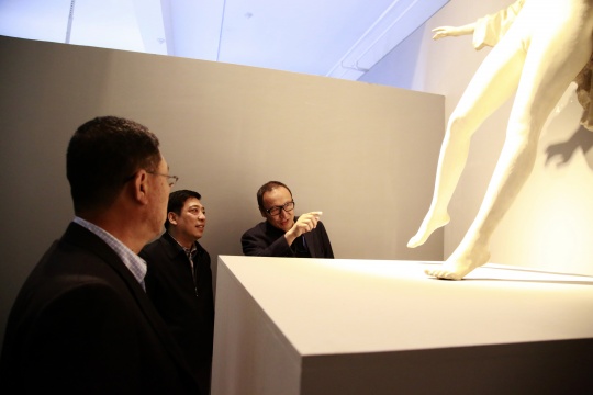 朱青生與嘉賓在展覽現(xiàn)場
