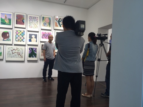 藝術(shù)家李勇在作品前接受采訪