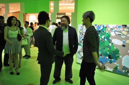 5月24日，“覓它Mitte藝術(shù)小組第一回展”  在中畫廊開展，藝術(shù)家艾未未前來參觀

