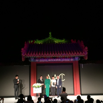 UCCA館長(zhǎng)田霏宇、英格寶公主、DSL機(jī)構(gòu)代表沙利文為林科頒獎(jiǎng)
