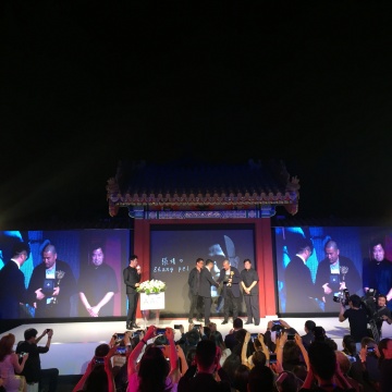 黃專、雅昌文化集團(tuán)董事長(zhǎng)萬(wàn)捷、故宮博物院常委副院長(zhǎng)王亞明為張培力頒獎(jiǎng)。
